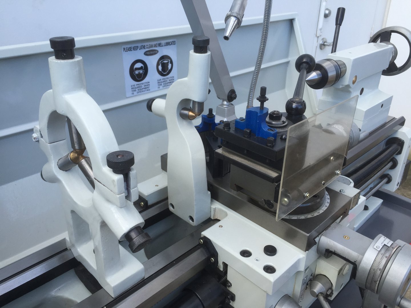 SM-1440B. Torno central de 51 mm, centros de 1000 mm, balanço de 356 mm.