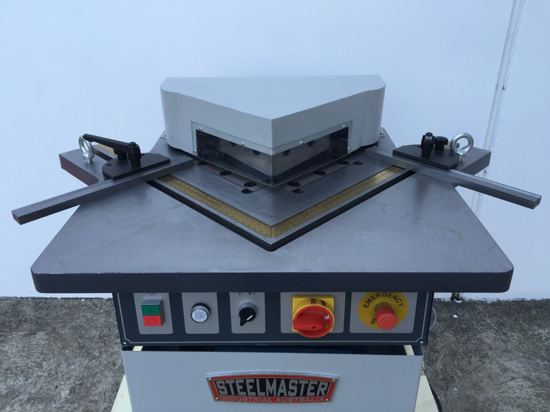 HCN200/4 FIM EURO CAIN Notcher. 200 mm x 200 mm x 4mm operação hidráulica.