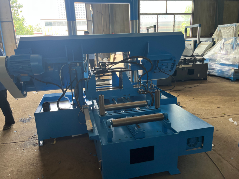 Máquina de serra de banda CNC GNC4250 com alimentador automático