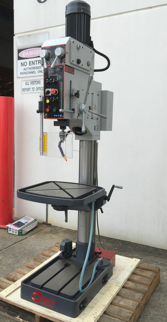 Enterior da série industrial, capacidade de 40 mm, alimentação de energia e líquido de arrefecimento.