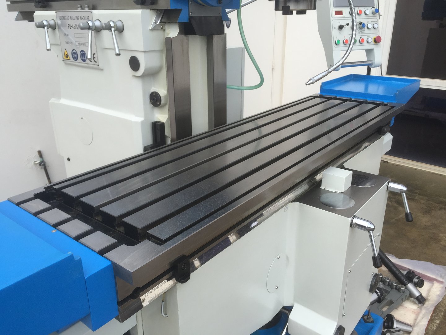 FU-460S-16. Universal Mill 1635mm x 460mm Tabela, ISO 50 eixo vertical, 3 eixos dro