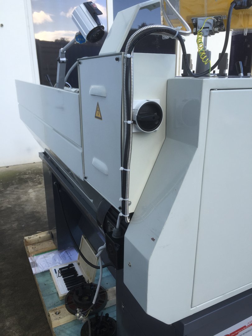 SM-1440B. Torno central de 51 mm, centros de 1000 mm, balanço de 356 mm.