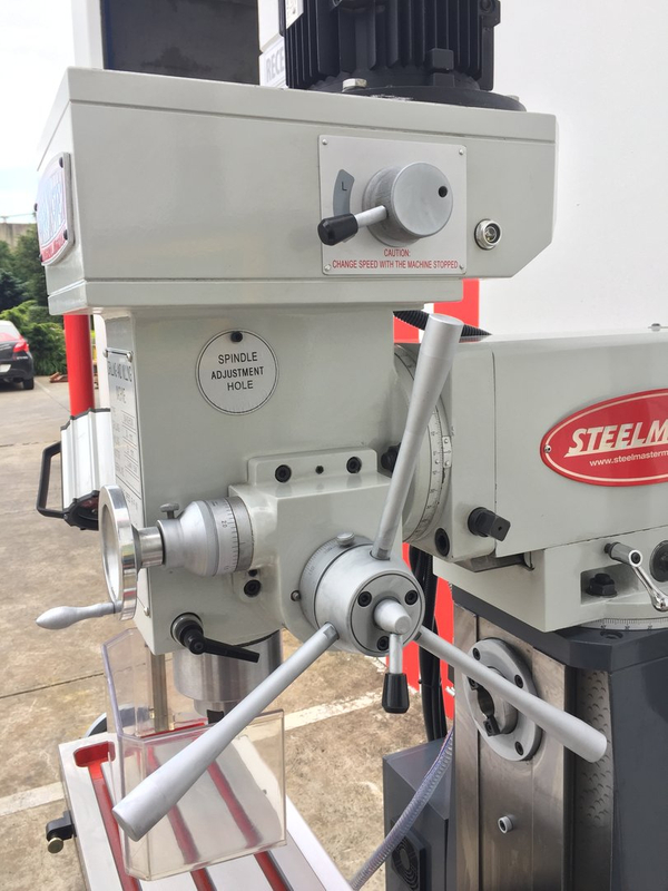 MGH50W. Universal Mill Steelmaster. Velocidade variável, unidade de engrenagem com 3 eixos de leitura digital