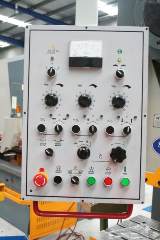 MHD2000. Universal Mill. Tabela ISO 50, 2000mm x 500mm, 3 eixos servo e feeds,