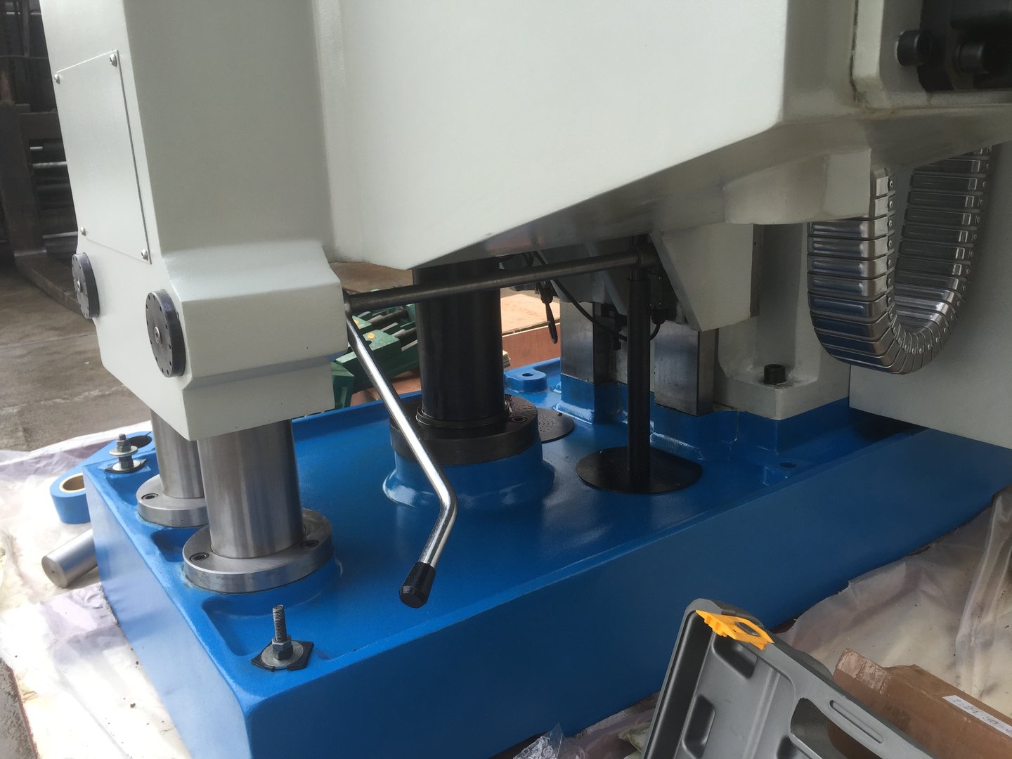 FU-460S-16. Universal Mill 1635mm x 460mm Tabela, ISO 50 eixo vertical, 3 eixos dro